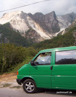 VW T4 Bulli vor den Marmorhgeln von Carrara